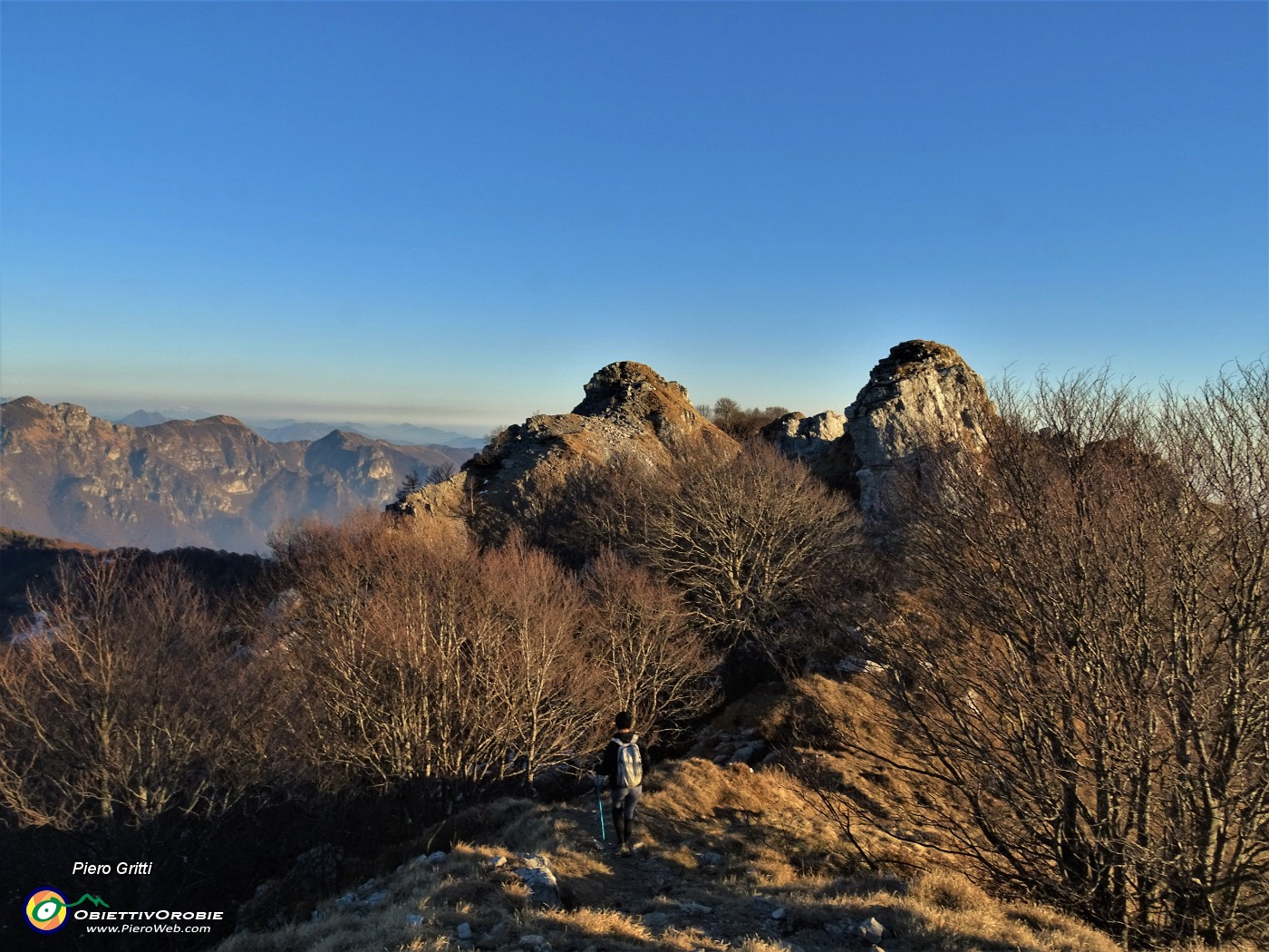 38 Sul sent. 571 in cresta per lo Zuc di Pralongone  (1503 m).JPG